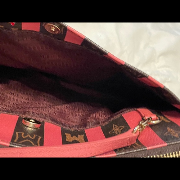 Metro City Crossbody Bag - Picture 6 of 7